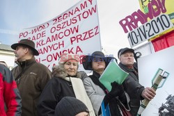 Rocznica Smoleńska - zapalenie zniczy i złożenie tulipanów pod Pałacem Prezydenckim