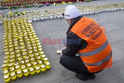 Rocznica Smoleńska - zapalenie zniczy i złożenie tulipanów pod Pałacem Prezydenckim