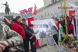 Rocznica Smoleńska - zapalenie zniczy i złożenie tulipanów pod Pałacem Prezydenckim