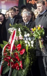 Rocznica Smoleńska - zapalenie zniczy i złożenie tulipanów pod Pałacem Prezydenckim