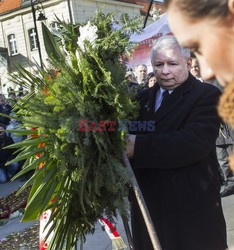 Rocznica Smoleńska - zapalenie zniczy i złożenie tulipanów pod Pałacem Prezydenckim