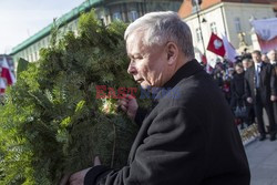 Rocznica Smoleńska - zapalenie zniczy i złożenie tulipanów pod Pałacem Prezydenckim