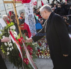 Rocznica Smoleńska - zapalenie zniczy i złożenie tulipanów pod Pałacem Prezydenckim