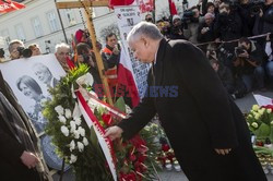 Rocznica Smoleńska - zapalenie zniczy i złożenie tulipanów pod Pałacem Prezydenckim