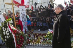 Rocznica Smoleńska - zapalenie zniczy i złożenie tulipanów pod Pałacem Prezydenckim