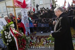 Rocznica Smoleńska - zapalenie zniczy i złożenie tulipanów pod Pałacem Prezydenckim