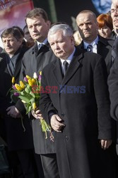 Rocznica Smoleńska - zapalenie zniczy i złożenie tulipanów pod Pałacem Prezydenckim