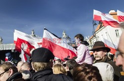 Rocznica Smoleńska - zapalenie zniczy i złożenie tulipanów pod Pałacem Prezydenckim