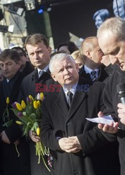 Rocznica Smoleńska - zapalenie zniczy i złożenie tulipanów pod Pałacem Prezydenckim