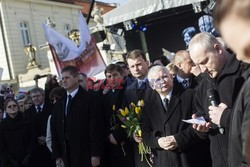 Rocznica Smoleńska - zapalenie zniczy i złożenie tulipanów pod Pałacem Prezydenckim