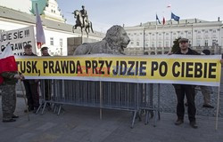 Rocznica Smoleńska - zapalenie zniczy i złożenie tulipanów pod Pałacem Prezydenckim