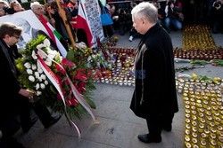 Rocznica Smoleńska - zapalenie zniczy i złożenie tulipanów pod Pałacem Prezydenckim