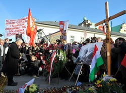 Rocznica Smoleńska - zapalenie zniczy i złożenie tulipanów pod Pałacem Prezydenckim