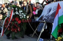 Rocznica Smoleńska - zapalenie zniczy i złożenie tulipanów pod Pałacem Prezydenckim