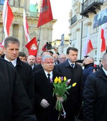 Rocznica Smoleńska - zapalenie zniczy i złożenie tulipanów pod Pałacem Prezydenckim