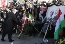 Rocznica Smoleńska - zapalenie zniczy i złożenie tulipanów pod Pałacem Prezydenckim