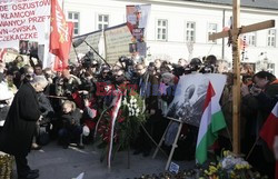 Rocznica Smoleńska - zapalenie zniczy i złożenie tulipanów pod Pałacem Prezydenckim