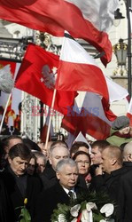 Rocznica Smoleńska - zapalenie zniczy i złożenie tulipanów pod Pałacem Prezydenckim