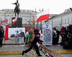 Rocznica Smoleńska - zapalenie zniczy i złożenie tulipanów pod Pałacem Prezydenckim