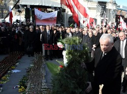 Rocznica Smoleńska - zapalenie zniczy i złożenie tulipanów pod Pałacem Prezydenckim