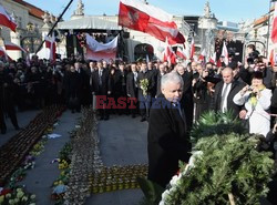 Rocznica Smoleńska - zapalenie zniczy i złożenie tulipanów pod Pałacem Prezydenckim