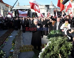 Rocznica Smoleńska - zapalenie zniczy i złożenie tulipanów pod Pałacem Prezydenckim