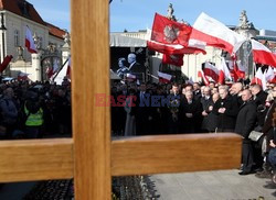 Rocznica Smoleńska - zapalenie zniczy i złożenie tulipanów pod Pałacem Prezydenckim