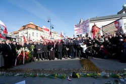 Rocznica Smoleńska - zapalenie zniczy i złożenie tulipanów pod Pałacem Prezydenckim