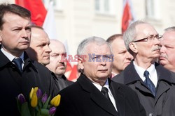 Rocznica Smoleńska - zapalenie zniczy i złożenie tulipanów pod Pałacem Prezydenckim