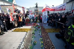 Rocznica Smoleńska - zapalenie zniczy i złożenie tulipanów pod Pałacem Prezydenckim