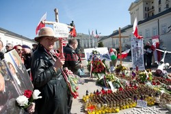 Rocznica Smoleńska - zapalenie zniczy i złożenie tulipanów pod Pałacem Prezydenckim