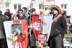 Rocznica Smoleńska - zapalenie zniczy i złożenie tulipanów pod Pałacem Prezydenckim