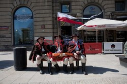 Rocznica Smoleńska - zapalenie zniczy i złożenie tulipanów pod Pałacem Prezydenckim