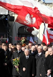 Rocznica Smoleńska - zapalenie zniczy i złożenie tulipanów pod Pałacem Prezydenckim