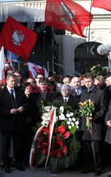 Rocznica Smoleńska - zapalenie zniczy i złożenie tulipanów pod Pałacem Prezydenckim