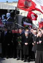 Rocznica Smoleńska - zapalenie zniczy i złożenie tulipanów pod Pałacem Prezydenckim