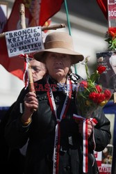 Rocznica Smoleńska - zapalenie zniczy i złożenie tulipanów pod Pałacem Prezydenckim