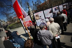 Rocznica Smoleńska - zapalenie zniczy i złożenie tulipanów pod Pałacem Prezydenckim