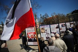 Rocznica Smoleńska - zapalenie zniczy i złożenie tulipanów pod Pałacem Prezydenckim