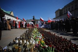 Rocznica Smoleńska - zapalenie zniczy i złożenie tulipanów pod Pałacem Prezydenckim