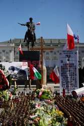 Rocznica Smoleńska - zapalenie zniczy i złożenie tulipanów pod Pałacem Prezydenckim