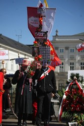 Rocznica Smoleńska - zapalenie zniczy i złożenie tulipanów pod Pałacem Prezydenckim