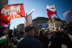 Rocznica Smoleńska - zapalenie zniczy i złożenie tulipanów pod Pałacem Prezydenckim