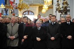 Rocznica Smoleńska - zapalenie zniczy i złożenie tulipanów pod Pałacem Prezydenckim