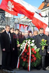 Rocznica Smoleńska - zapalenie zniczy i złożenie tulipanów pod Pałacem Prezydenckim