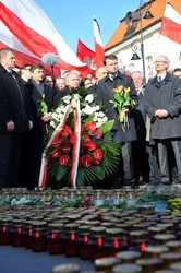 Rocznica Smoleńska - zapalenie zniczy i złożenie tulipanów pod Pałacem Prezydenckim