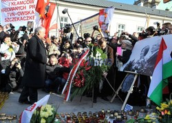 Rocznica Smoleńska - zapalenie zniczy i złożenie tulipanów pod Pałacem Prezydenckim