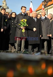 Rocznica Smoleńska - zapalenie zniczy i złożenie tulipanów pod Pałacem Prezydenckim