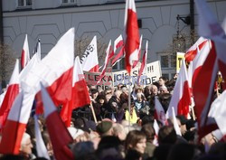 Rocznica Smoleńska - zapalenie zniczy i złożenie tulipanów pod Pałacem Prezydenckim