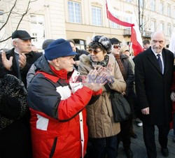 Rocznica Smoleńska - zapalenie zniczy i złożenie tulipanów pod Pałacem Prezydenckim